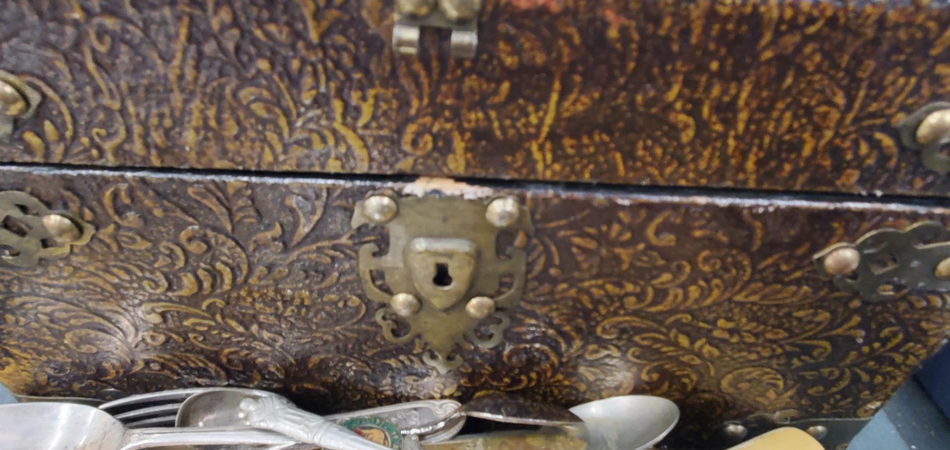 A BRASS BOUND DOMED BOX WITH CONTENTS TO INCLUDE FLATWARE AND SOUVENIR TEASPOONS - Image 2 of 4