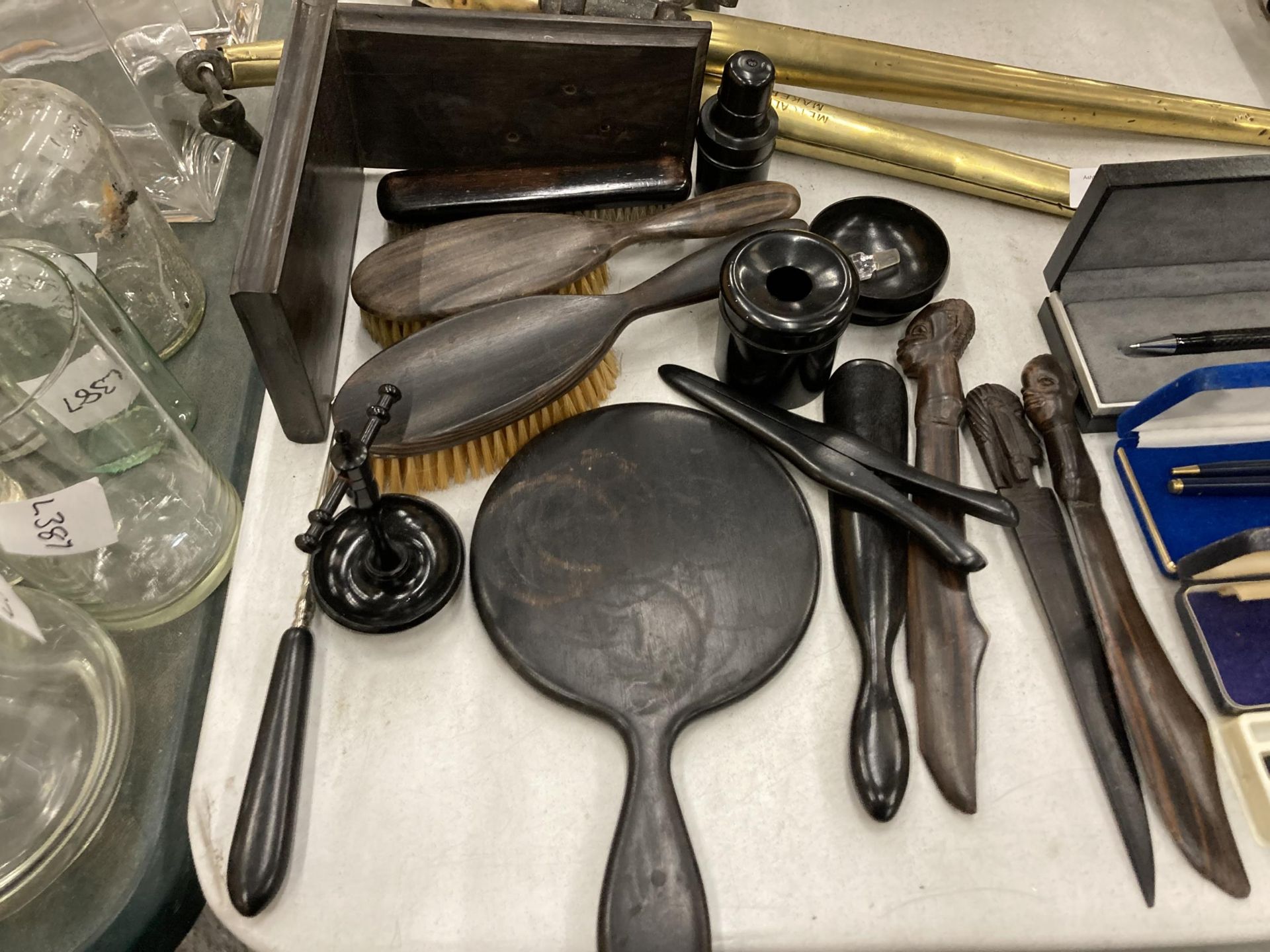 A MIXED LOT OF ITEMS TO INCLUDE EBONY STYLE DRESSING SET, TRIBAL WOODEN LETTER OPENERS ETC