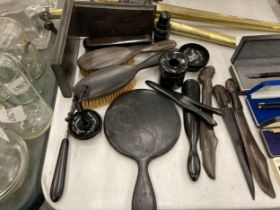 A MIXED LOT OF ITEMS TO INCLUDE EBONY STYLE DRESSING SET, TRIBAL WOODEN LETTER OPENERS ETC