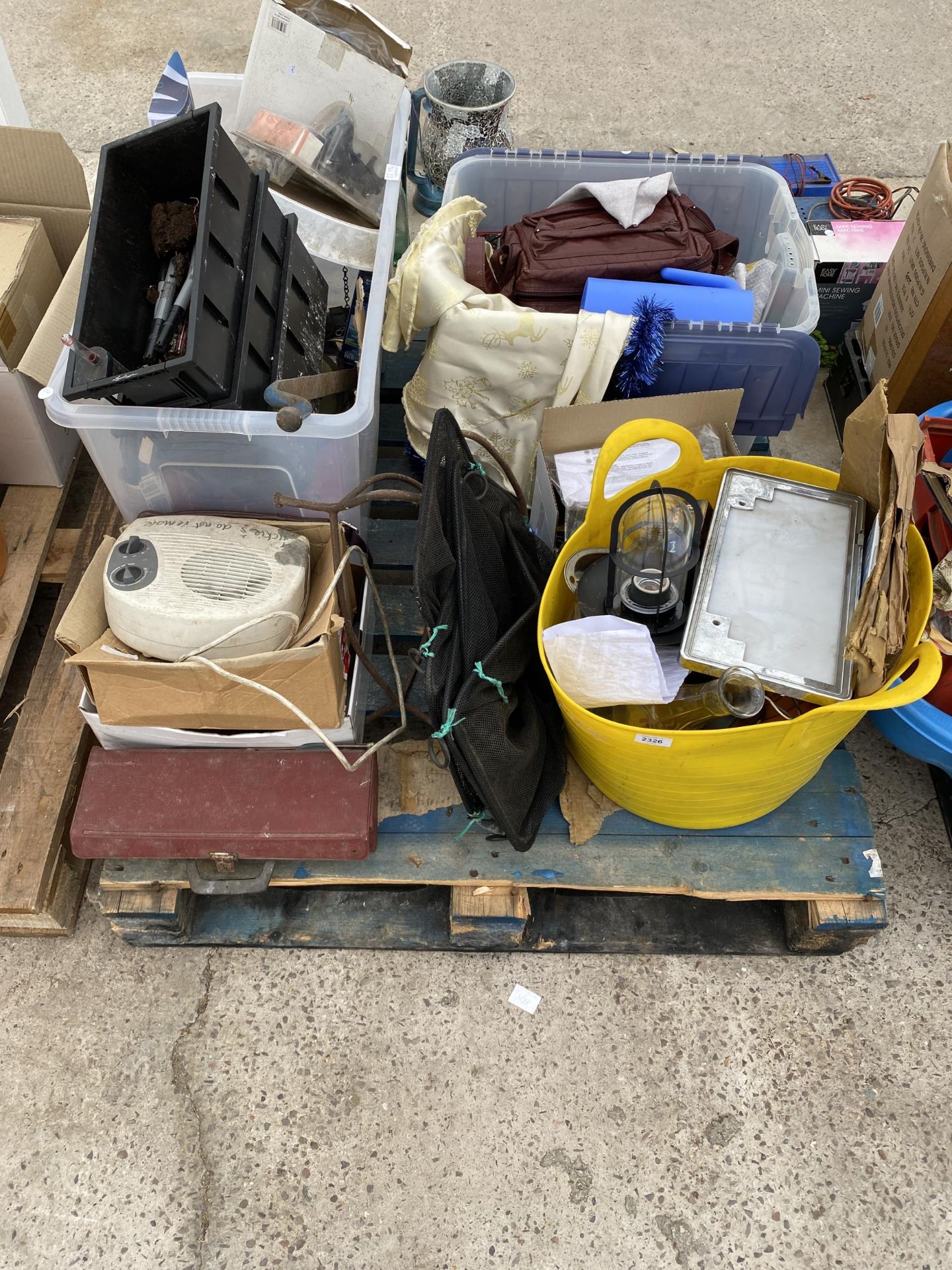 AN ASSORTMENT OF HOSUEHOLD CLEARANCE ITEMS TO INCLUDE BAGS AND ELECTRICALS ETC