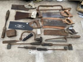 AN ASSORTMENT OF VINTAGE TOOLS TO INCLUDE SAWS AND FORGING TOOLS ETC