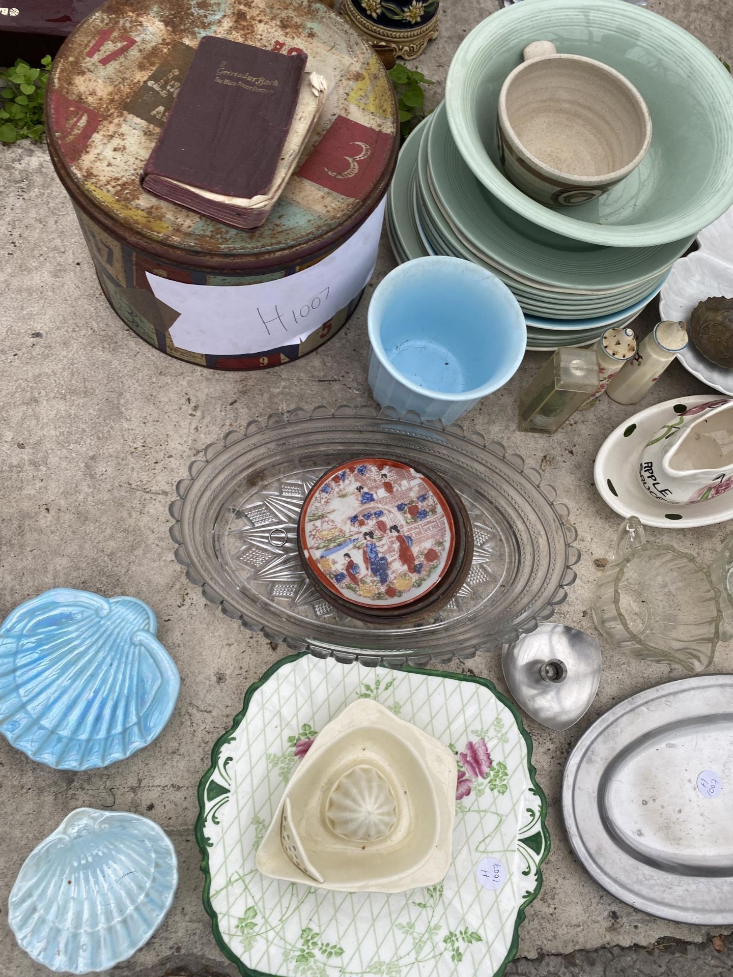 AN ASSORTMENT OF GLASS AND CERAMIC ITEMS TO INCLUDE BOWLS AND VASES ETC - Image 3 of 3