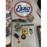 A COLLECTION OF VINTAGE AUTOMOBILIA ITEMS TO INCLUDE AA BADGES, AN ESSO TIN SIGN, ETC