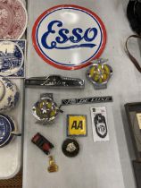 A COLLECTION OF VINTAGE AUTOMOBILIA ITEMS TO INCLUDE AA BADGES, AN ESSO TIN SIGN, ETC