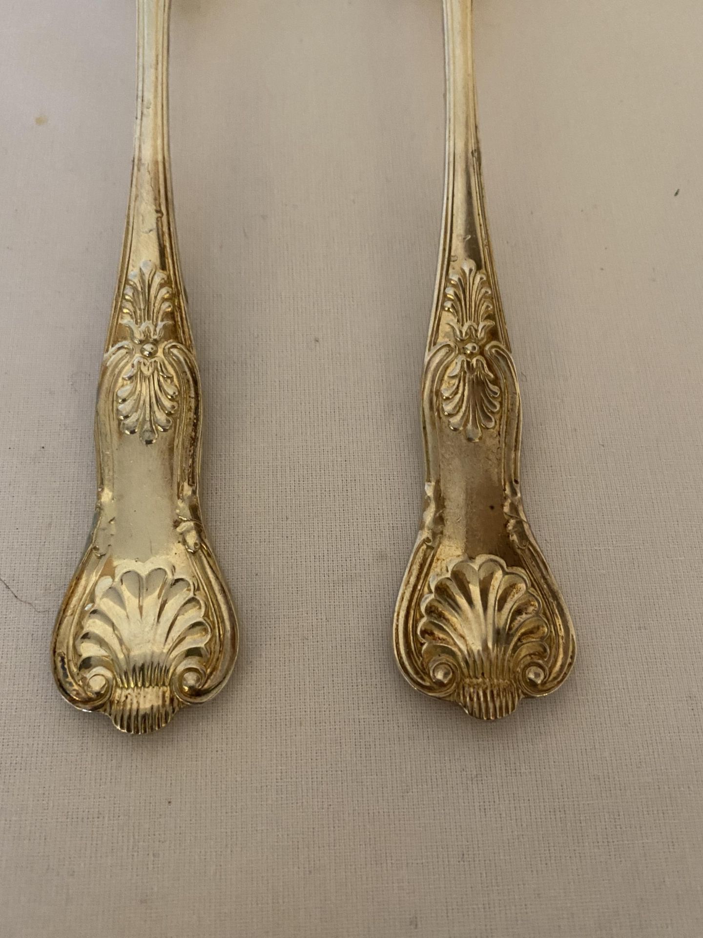 A PAIR OF ELIZABETH II 1959 HALLMARKED SHEFFIELD SILVER SPOONS, MAKER GEE & HOLMES, GROSS WEIGHT 187 - Image 5 of 15