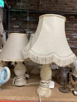 A PAIR OF MARBLE BASED TABLE LAMPS WITH SHADES, HEIGHT 16CM