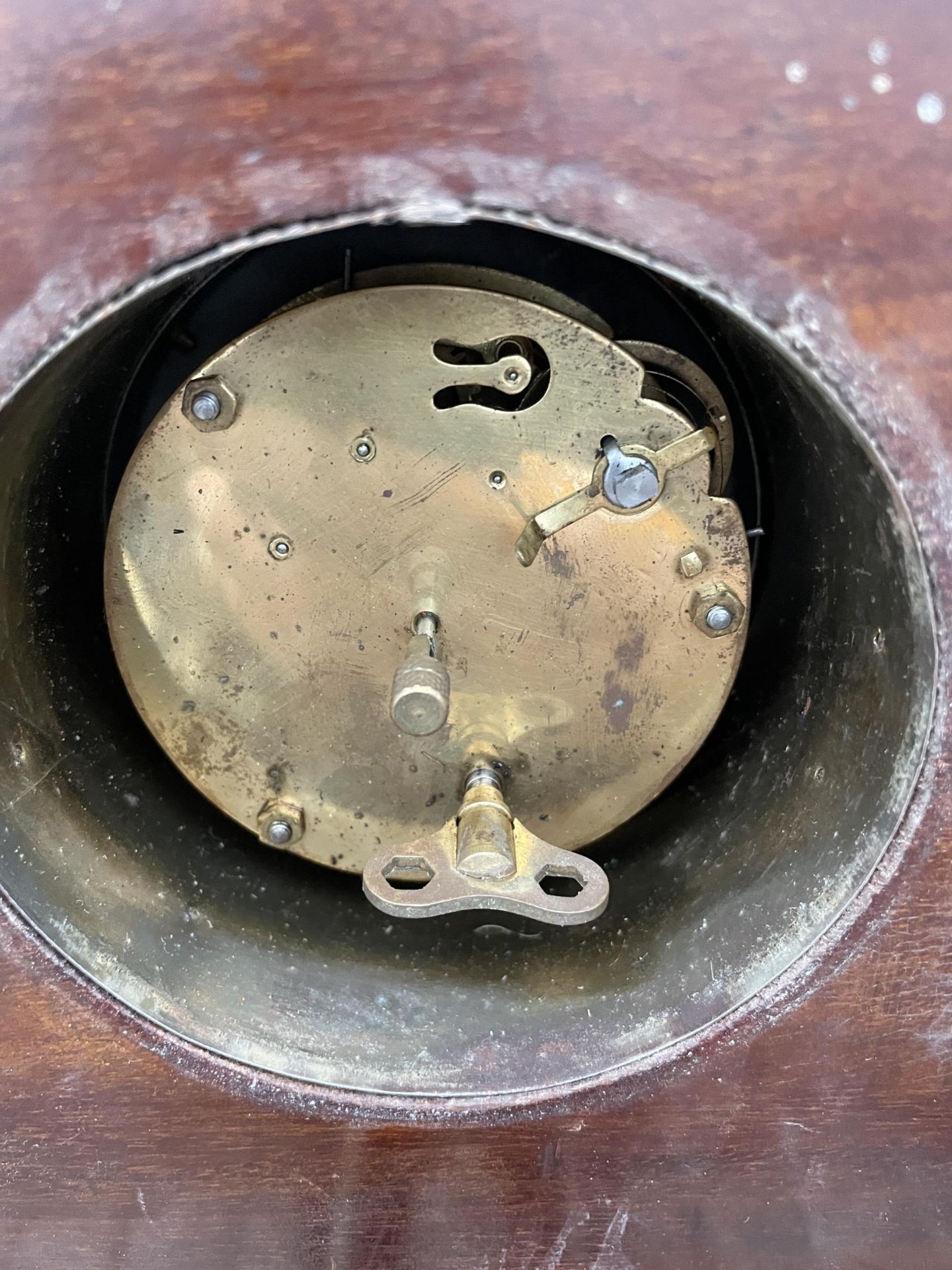 AN INLAID MAHOGANY MANTLE CLOCK ON BRASS FEET - Image 3 of 3