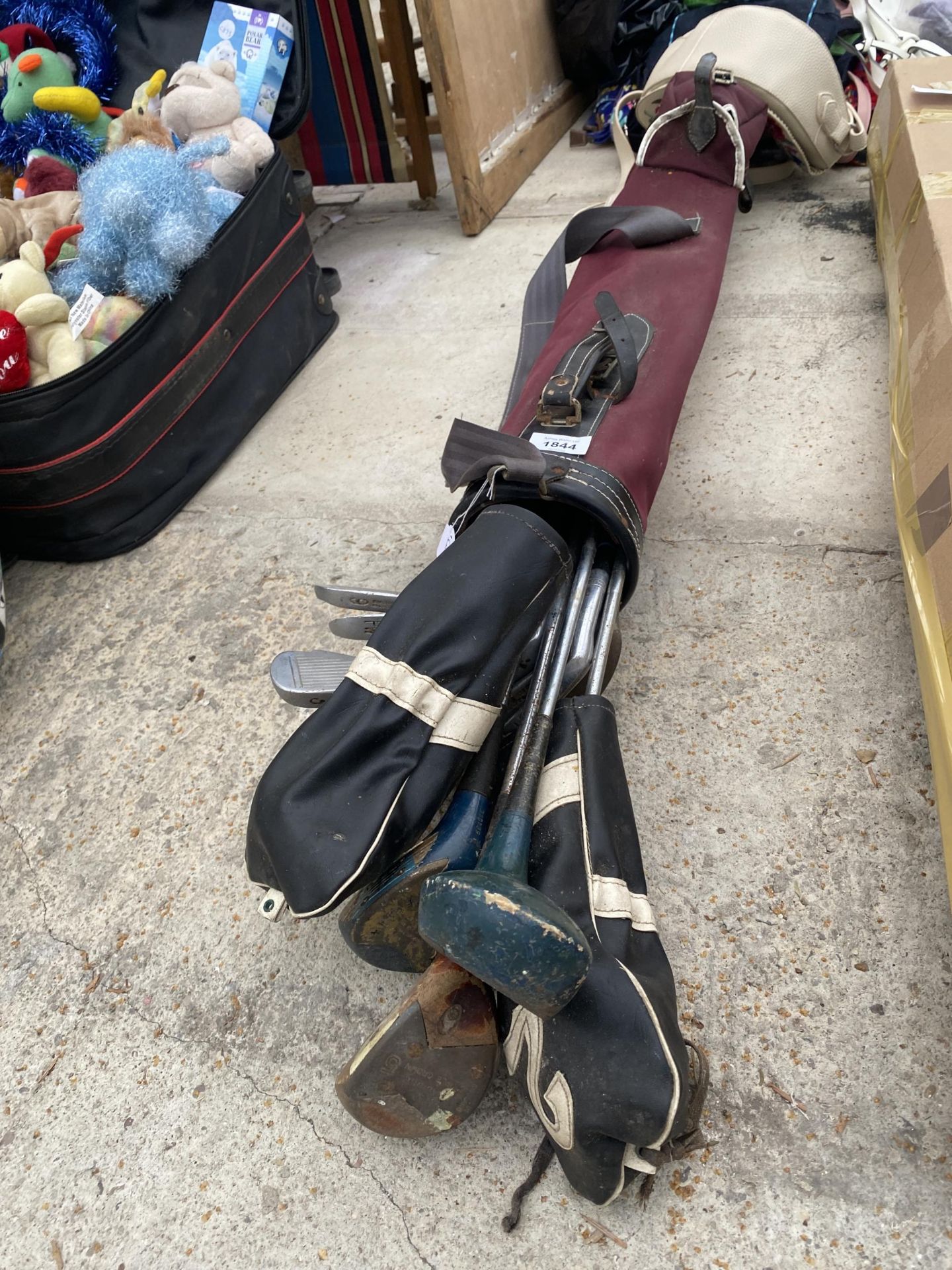 A VINTAGE GOLF BAG AND AN ASSORTMENT OF VINTAGE GOLF CLUBS