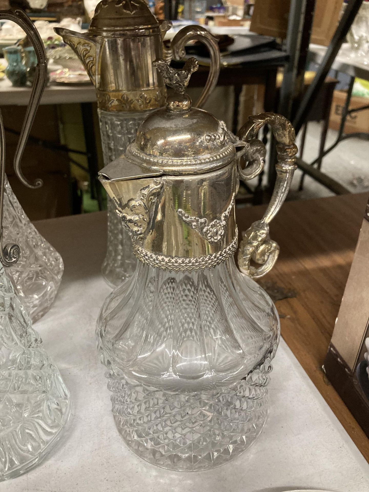 A GROUP OF FOUR SILVER PLATED AND CUT GLASS CLARET JUGS AND TWO FURTHER DECANTERS - Bild 4 aus 5