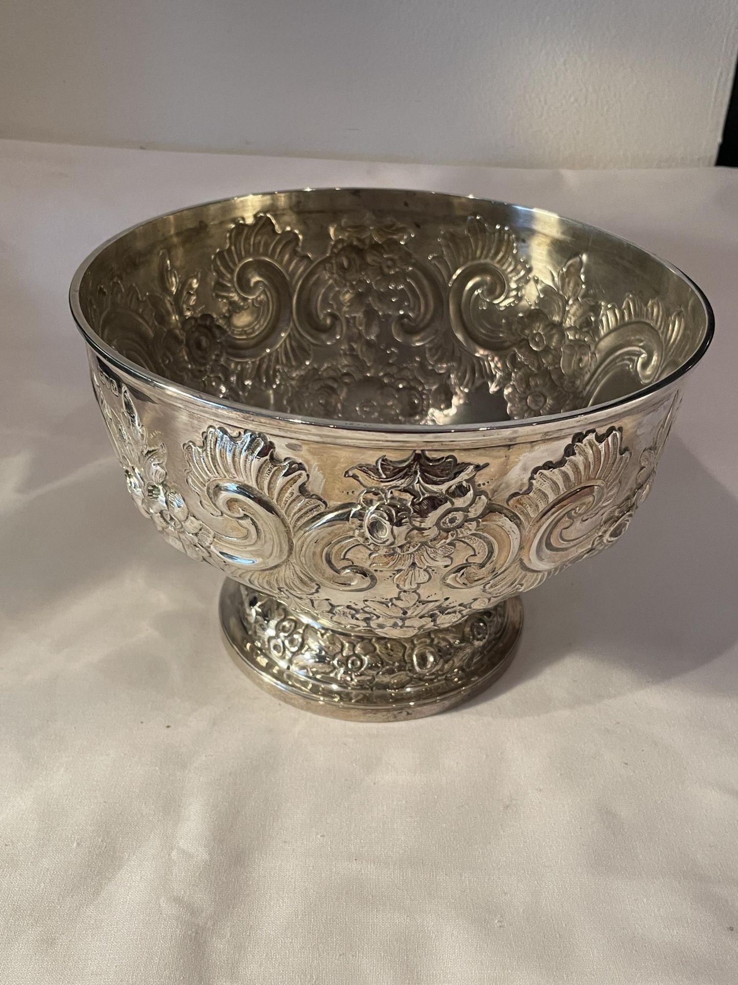 A 1901 HALLMARKED LONDON SILVER DECORATIVE FOOTED BOWL, INDISTINCT MAKER, GROSS WEIGHT 385 GRAMS - Image 4 of 15