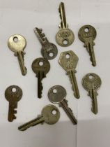 A QUANTITY OF VINTAGE KEYS