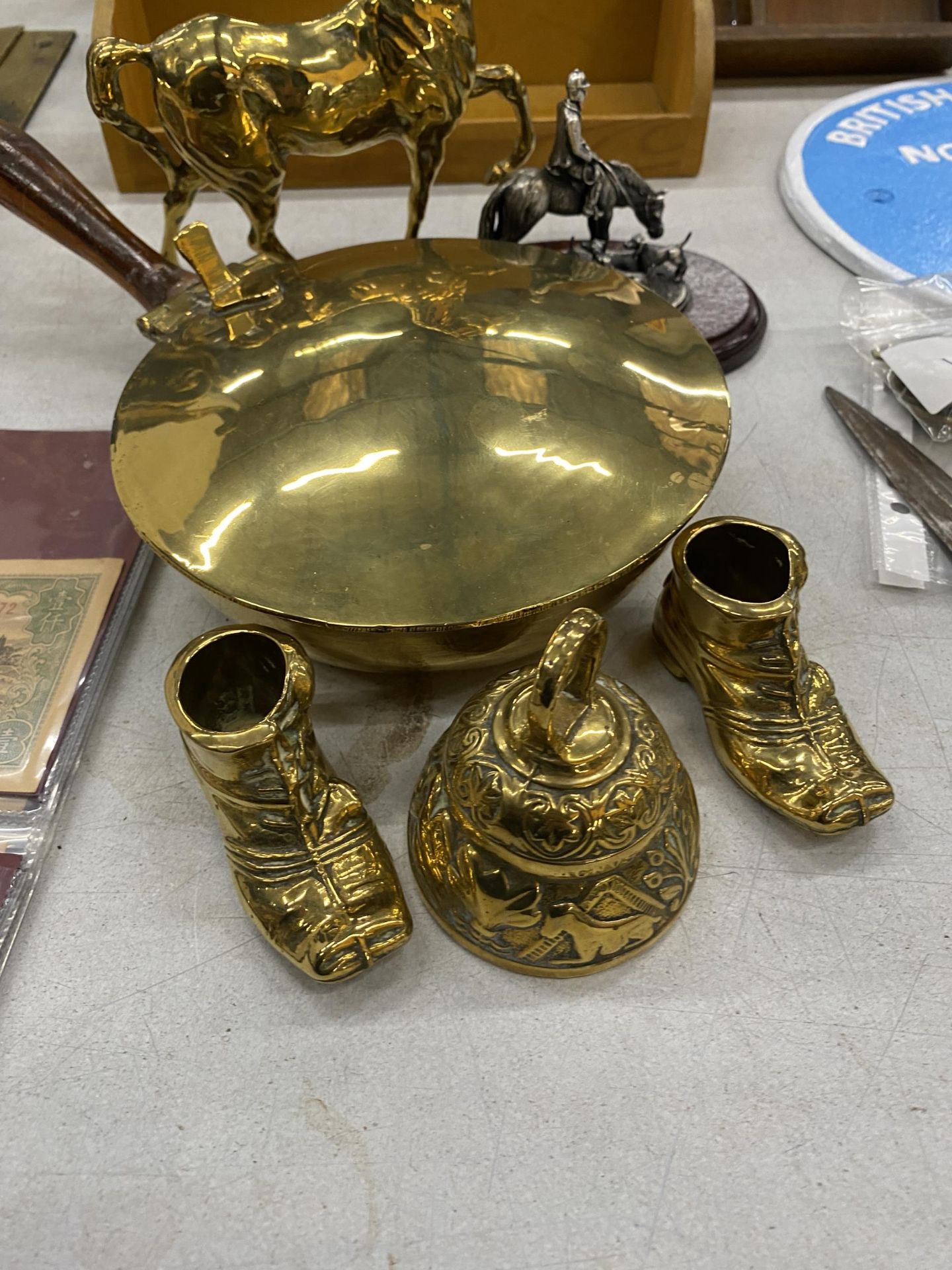 A QUANTITY OF BRASSWARE TO INCLUDE A LIDDED PAN, HORSE, SHOES AND A BELL PLUS A SMALL PEWTER TABLEAU - Image 2 of 3