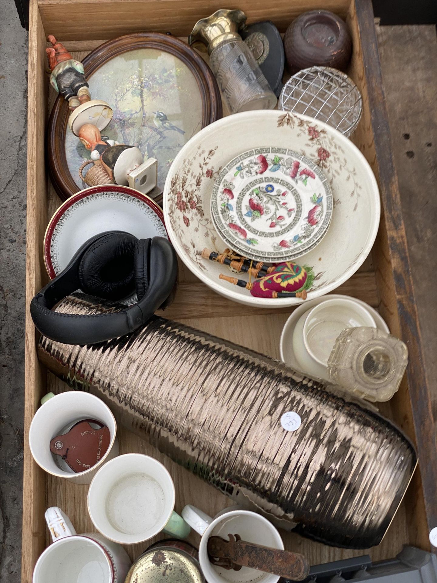 AN ASSORTMENT OF HOSUEHOLD CLEARANCE ITEMS TO INCLUDE CERAMICS AND GLASSWARE ETC - Image 4 of 4