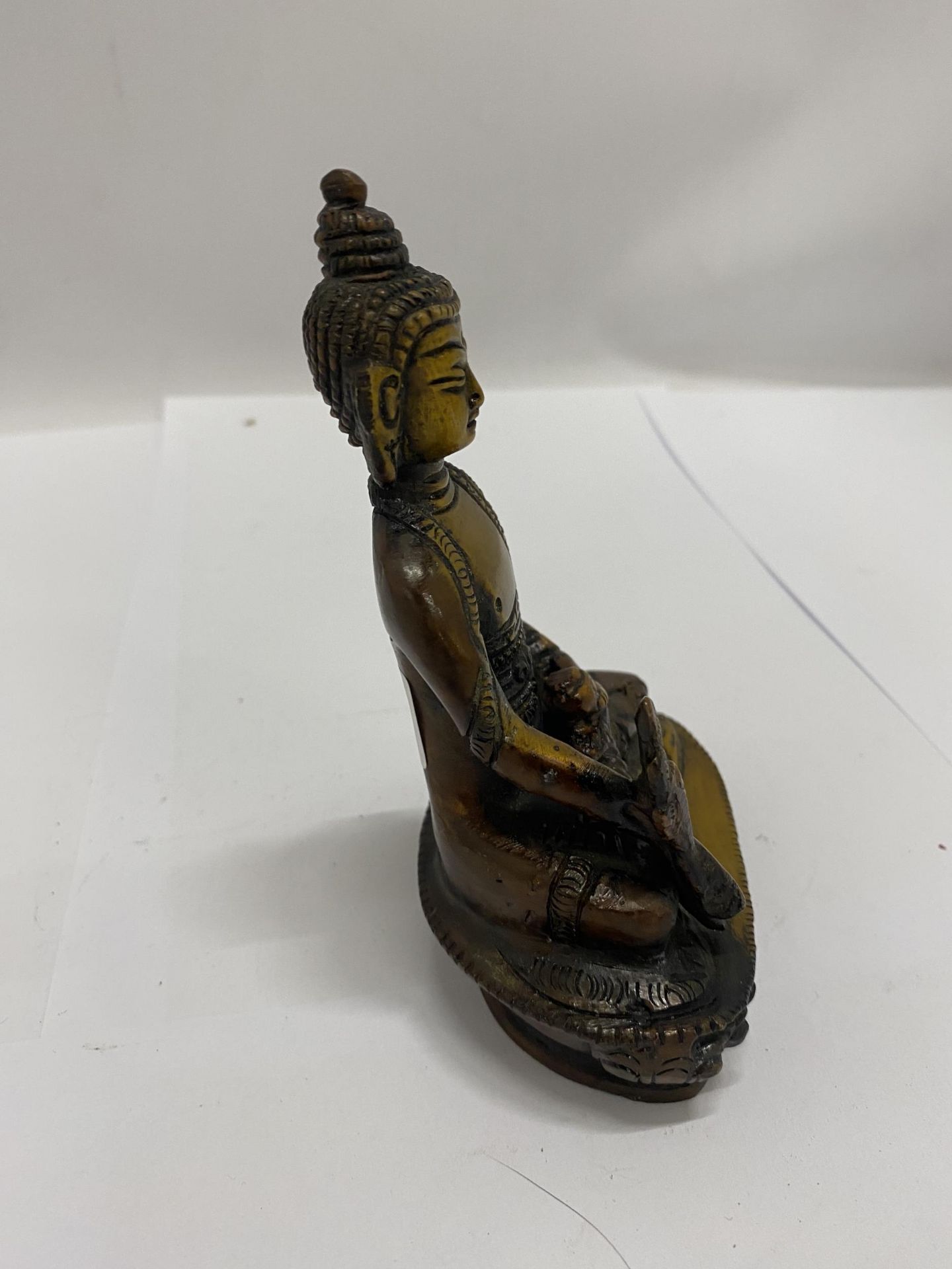 A BRONZE TIBETAN HEALING BUDDAH - Bild 2 aus 3