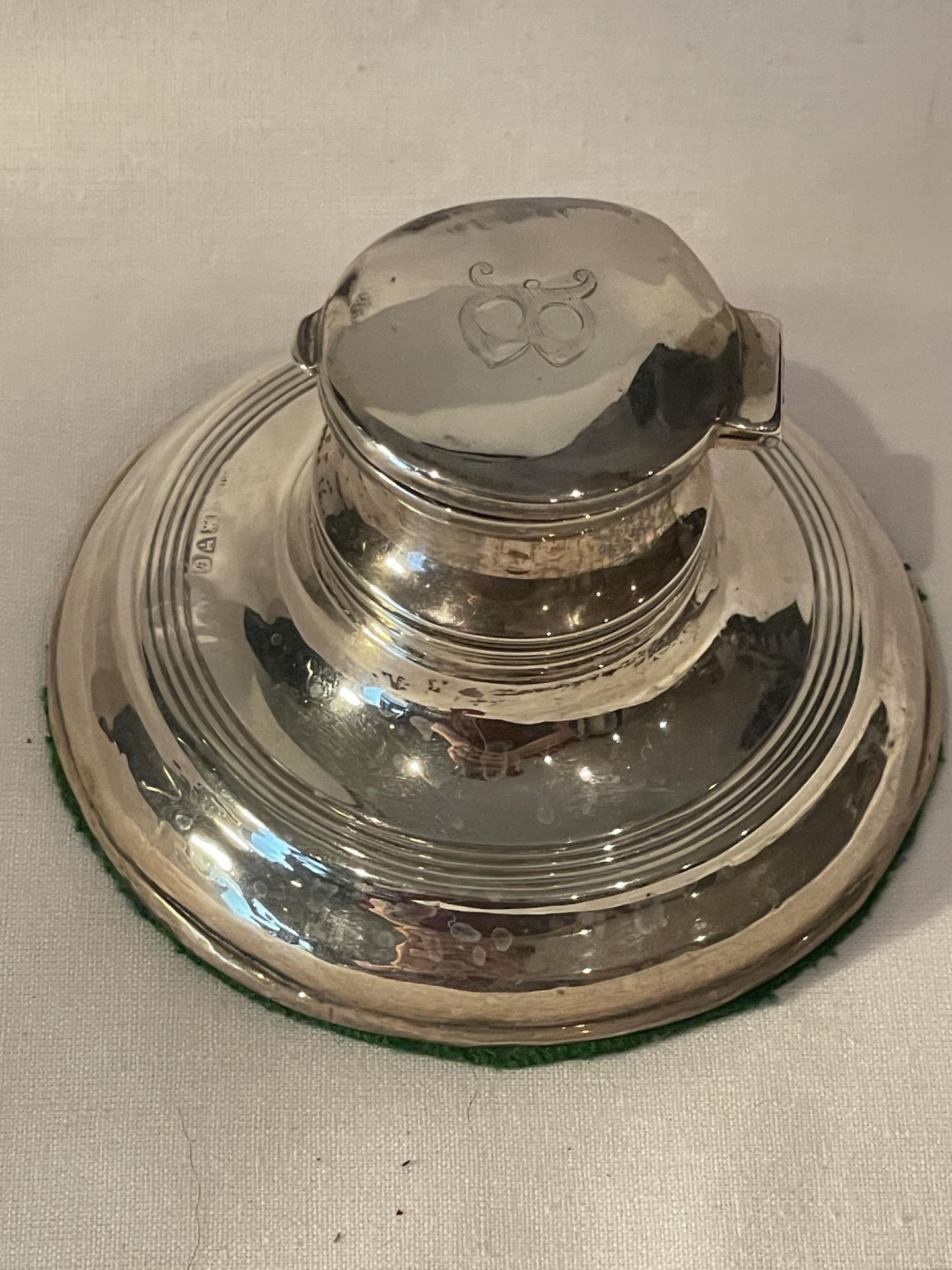 A GEORGE V 1911 HALLMARKED CHESTER SILVER INKWELL, INDISTINCT MAKER MARKS, WEIGHTED BASE, GROSS - Image 6 of 18