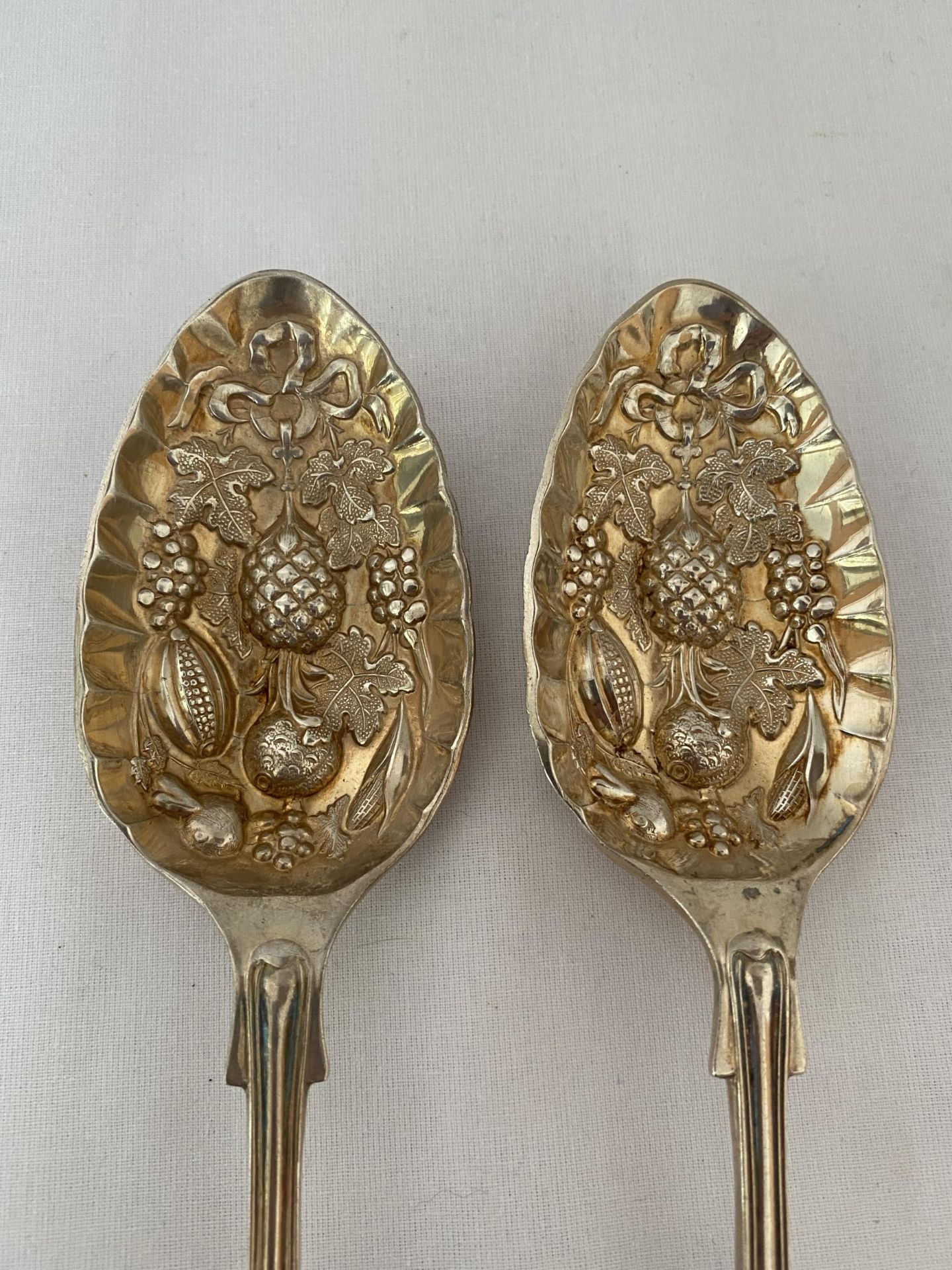 A PAIR OF ELIZABETH II 1972 HALLMARKED SHEFFIELD SILVER BERRY SPOONS, MAKER COOPER BROTHERS & SONS - Image 4 of 12