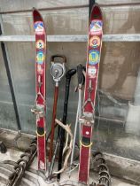 AN ASSORTMENT OF VINTAGE ITEMS TO INCLUDE SKIS AND WALKING STICKS ETC