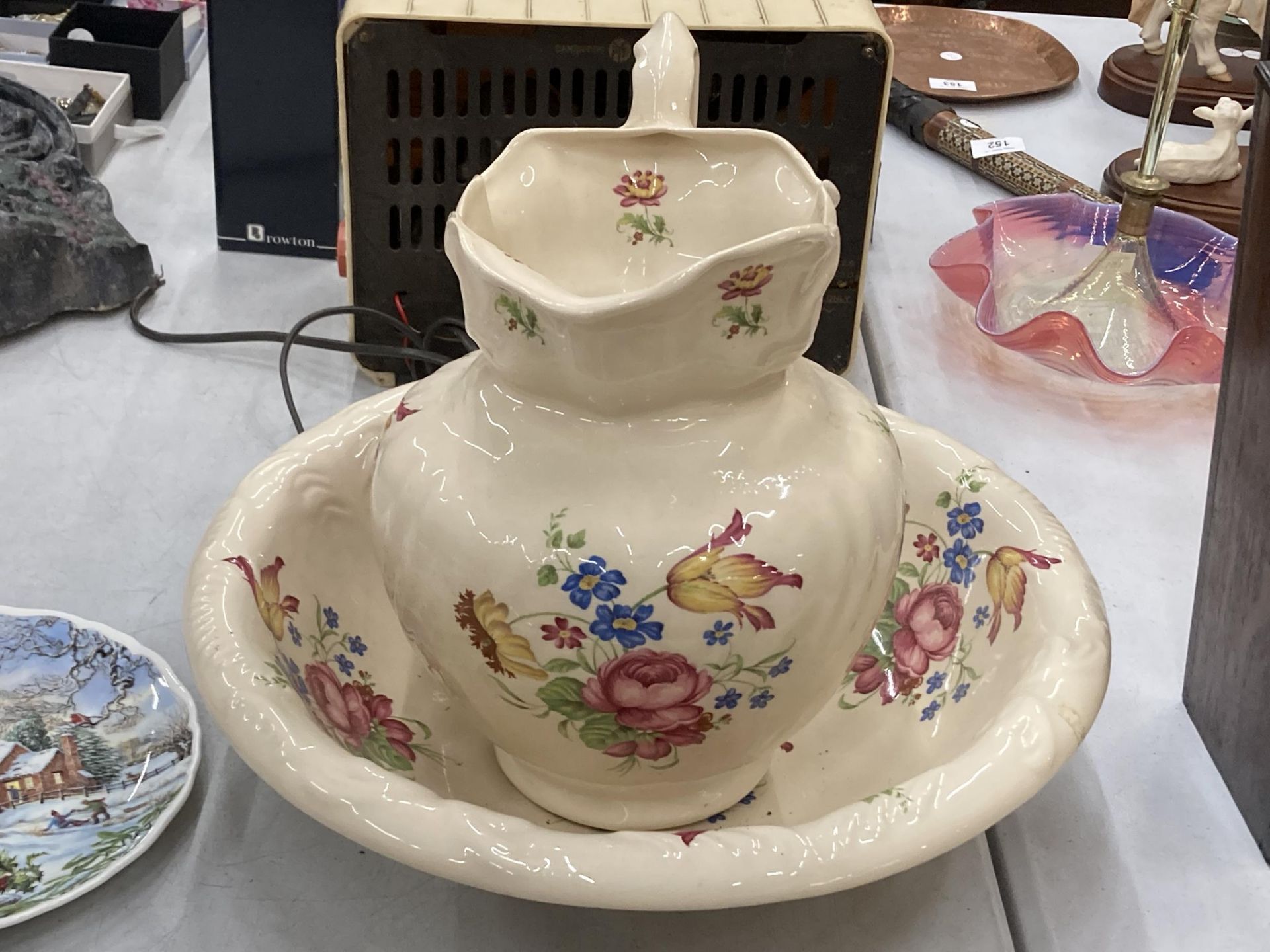 A VICTORIAN STYLE WASH JUG AND BOWL SET, MADE IN ENGLAND WITH CROWN MARK - Bild 2 aus 4