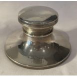 AN ELIZABETH II 1989 HALLMARKED BIRMINGHAM SILVER INK WELL WITH GLASS LINER, MAKER WI BROADWAY & CO,