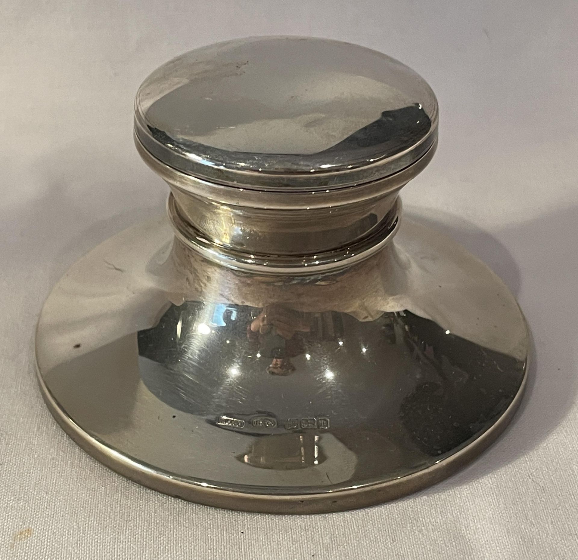 AN ELIZABETH II 1989 HALLMARKED BIRMINGHAM SILVER INK WELL WITH GLASS LINER, MAKER WI BROADWAY & CO,