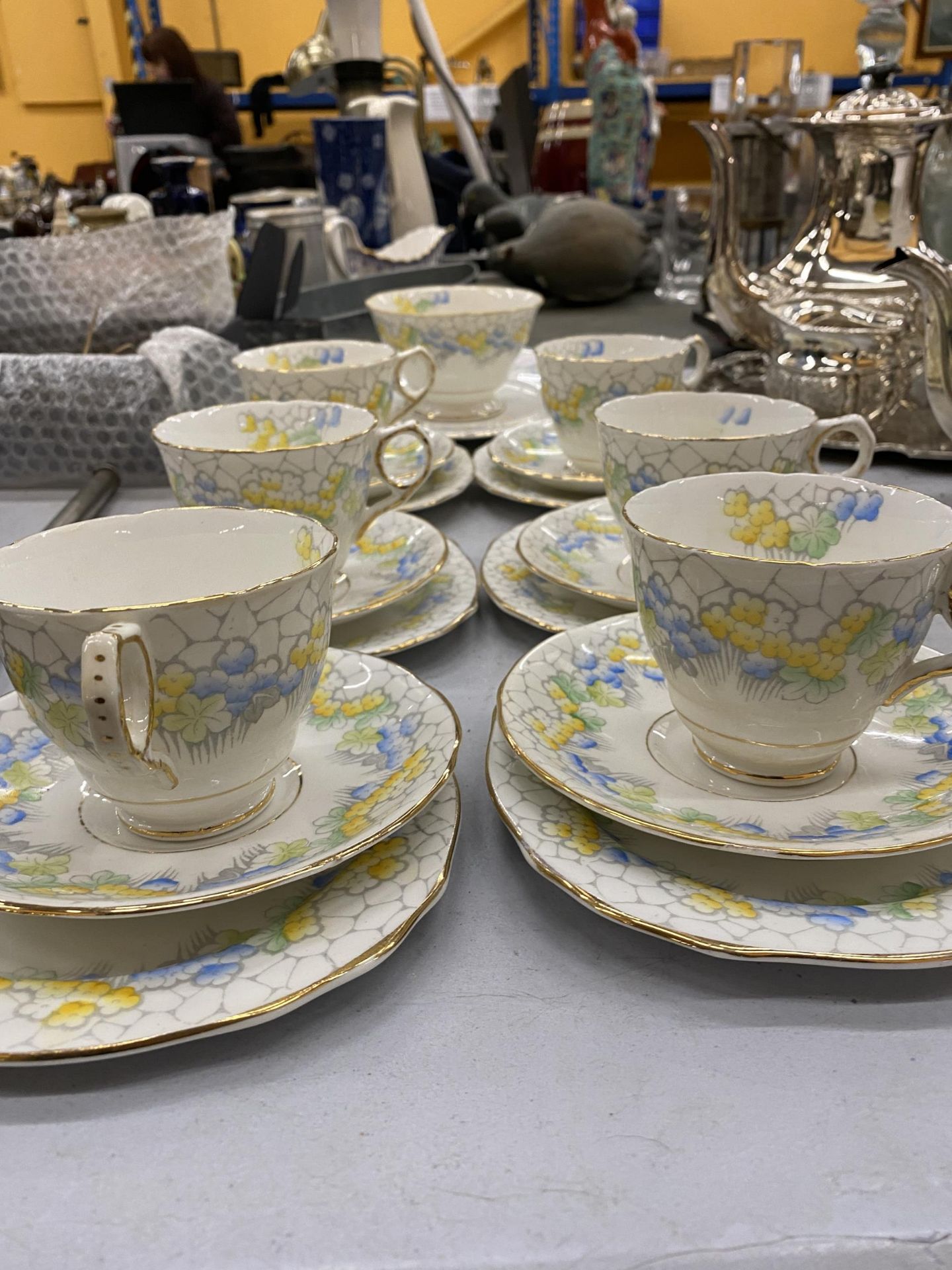 A VINTAGE ROYAL STAFFORD TEASET WITH DAINTY FLORAL PATTERN TO INCLUDE A CAKE PLATE, SUGAR BOWL, - Image 3 of 4