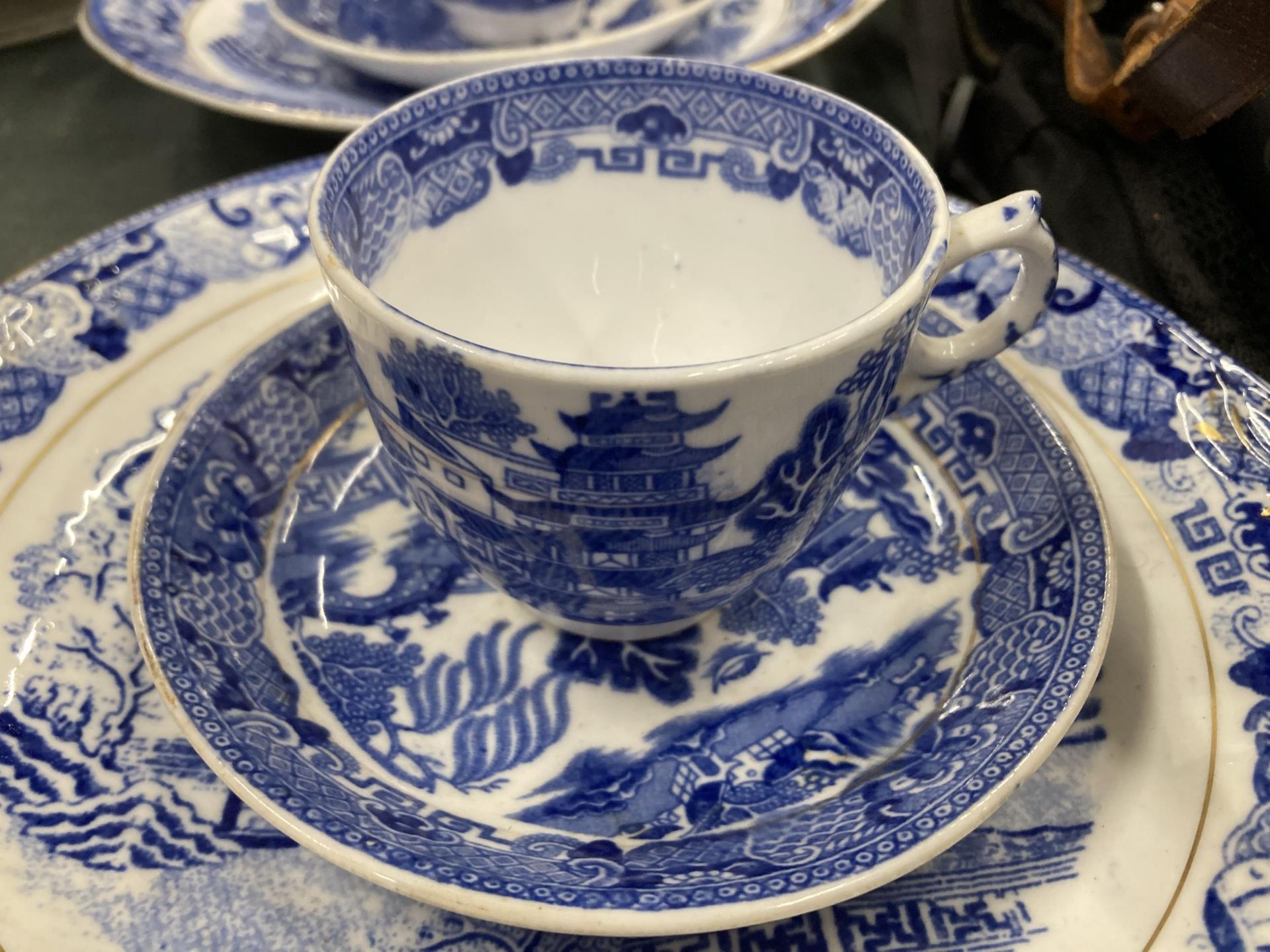 A COLLECTION OF BLUE AND WHITE DINNER WARES TO INCLUDE CAULDON, WILLOW PATTERNS ETC - Bild 7 aus 8