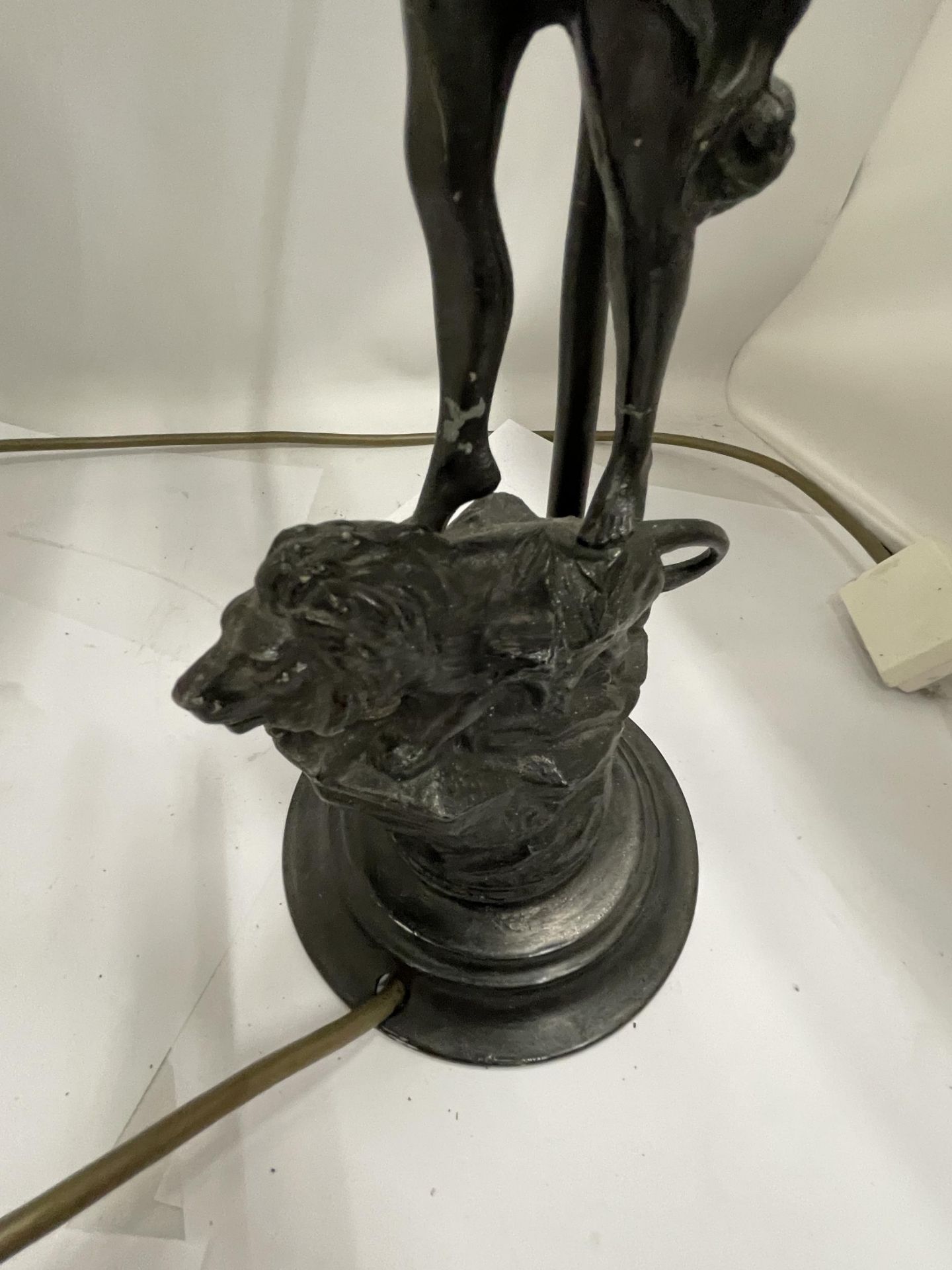 A SPELTER FIGURAL TABLE LAMP AND SHADE DEPICTING A LADY ON A ROCK - Image 3 of 4