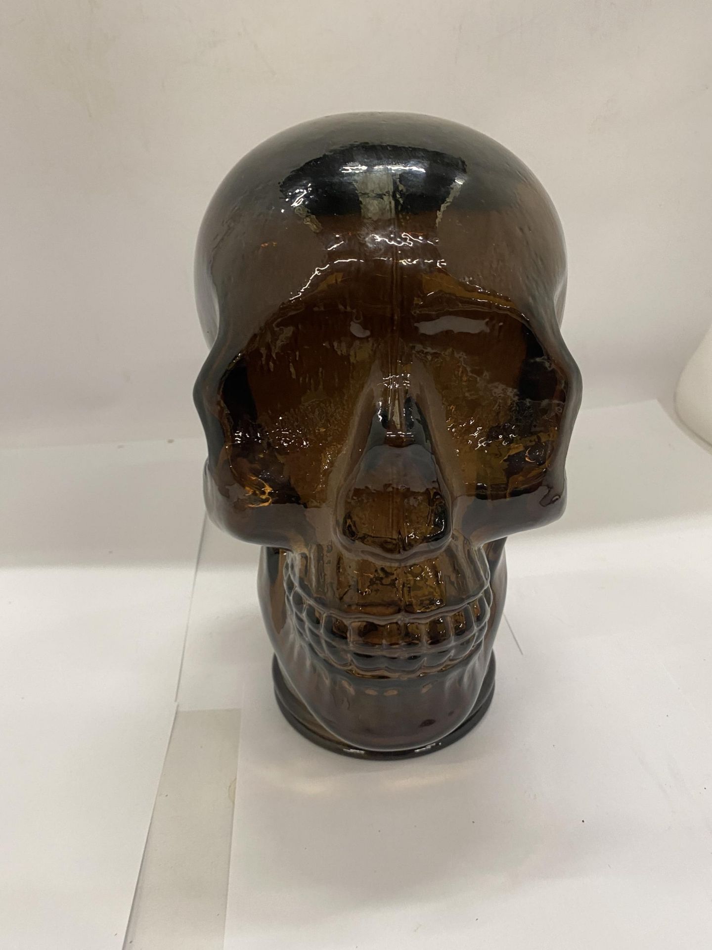 A LARGE DOUBLE THICKNESS COLOURED GLASS SKULL, HEIGHT 26CM - Image 2 of 4