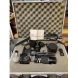 A CHINON SLR CAMERA WITH LENS, FLASH AND FURTHER ACCESSORIES IN ALUMINIUM CARRY CASE