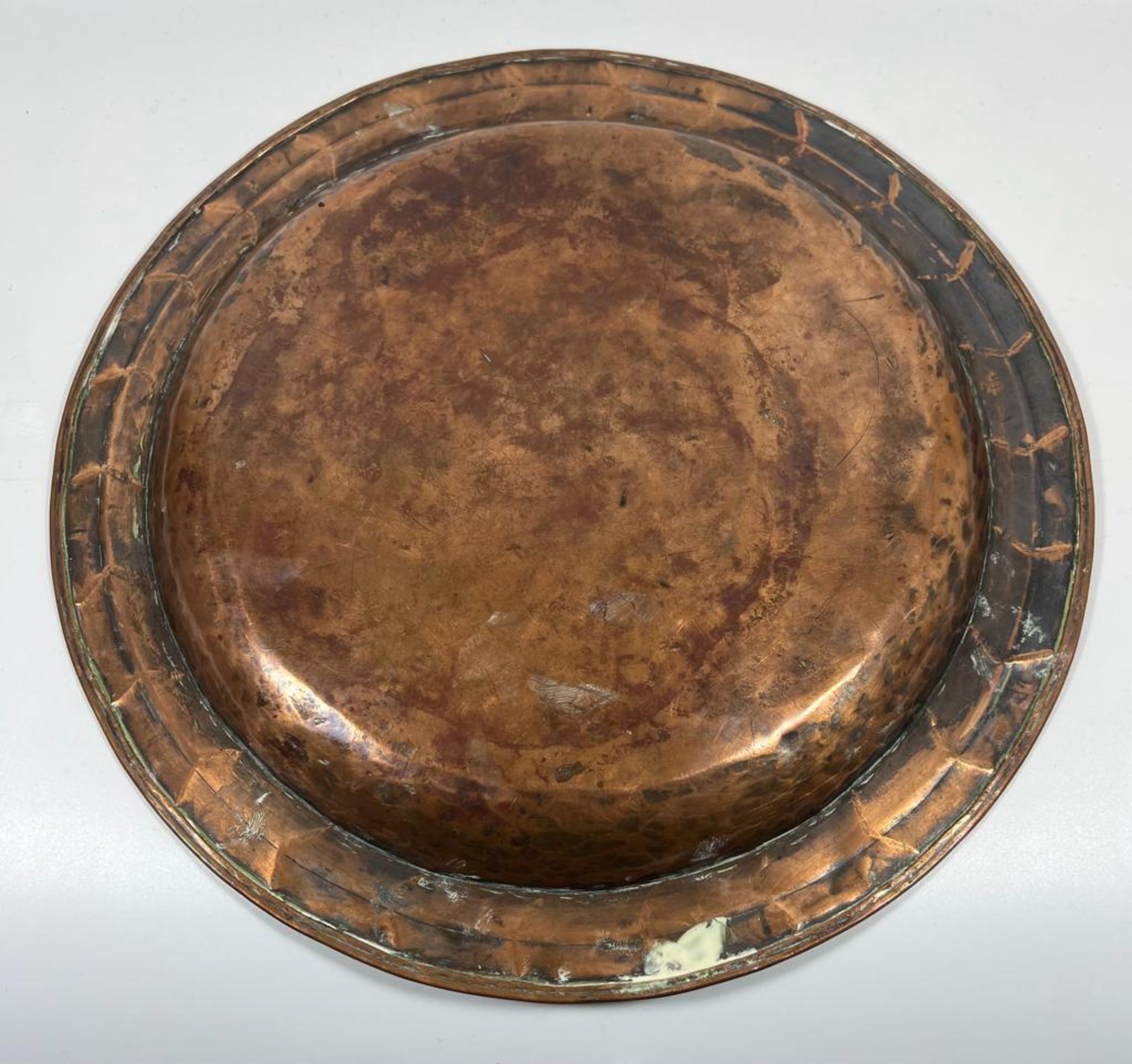 AN ARTS AND CRAFTS HUGH WALLIS COPPER CHARGER WITH ARROWHEAD BORDER, SIGNED, DIAMETER 29CM - Image 3 of 5