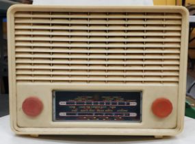 A VINTAGE PYE 'CAMBRIDGE' BAKELITE RADIO