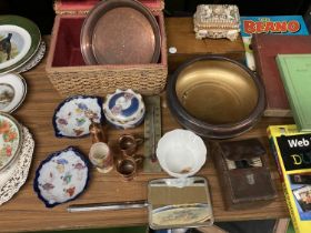 A MIXED LOT TO INCLUDE A COPPER TRAY, SEWING BASKET, J FRYER SMALL VASE, VINTAGE CLOTH'S BRUSH IN