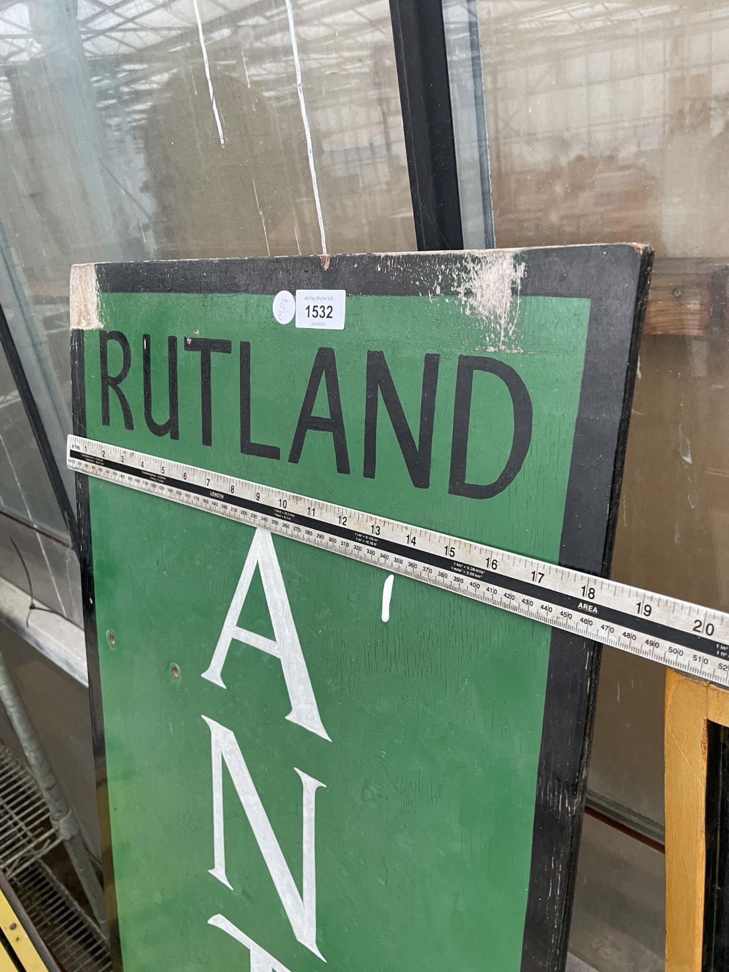 A WOODEN HAND PAINTED 'RUTLAND ANTIQUES' SIGN - Image 2 of 3
