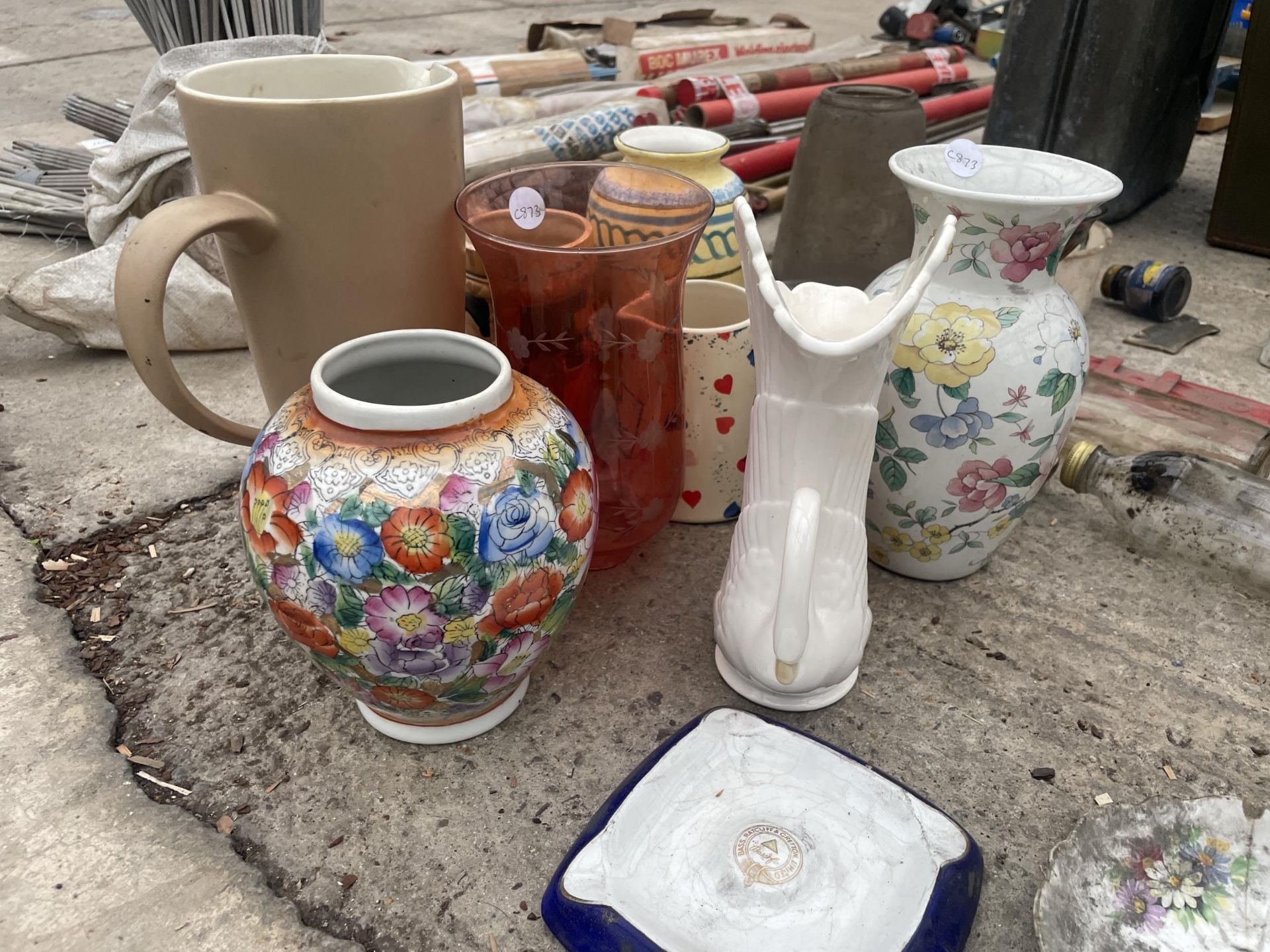 AN ASSORTMENT OF HOUSEHOLD ITEMS TO INCLUDE CERAMICS AND GLASS WARE ETC - Image 2 of 2