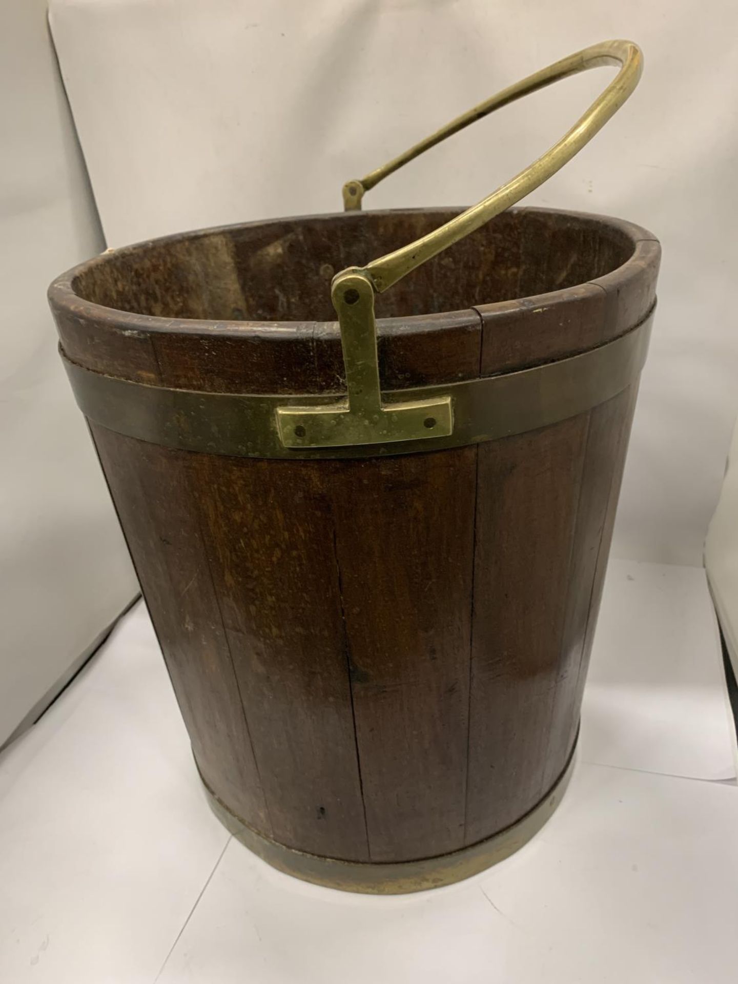 A TALL VINTAGE WOODEN BUCKET WITH BRASS HANDLE AND BANDING - Image 2 of 3