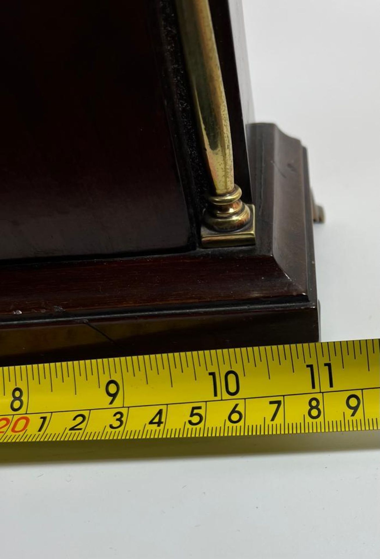 A MAHOGANY MANTLE CLOCK WITH BRASS COLUMNS AND FEET WITH JAPE FRERES MOVEMENT, 19 X 28 CM - Image 6 of 7