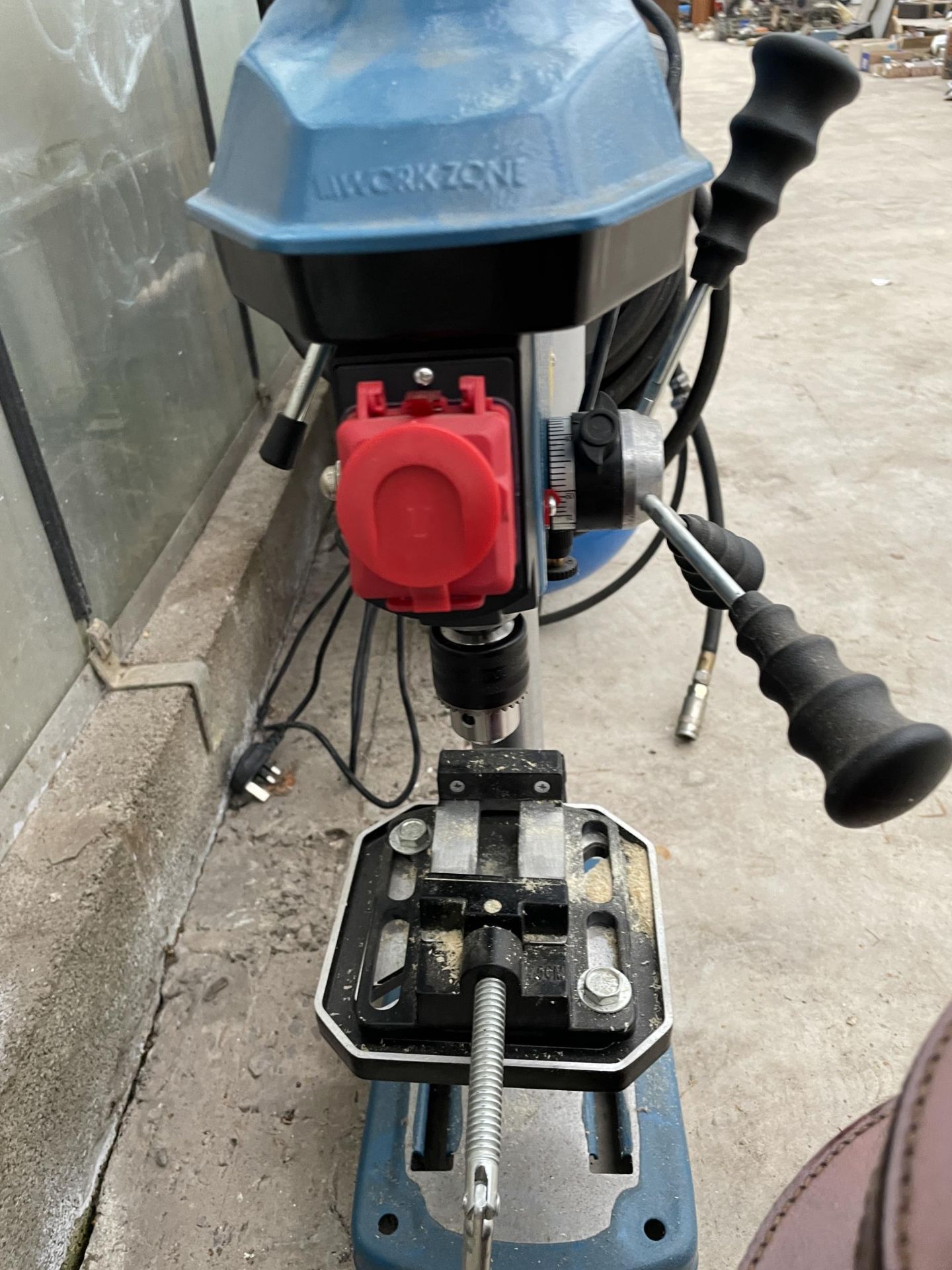 A WORKZONE ELECTRIC PILLAR DRILL - Bild 2 aus 2