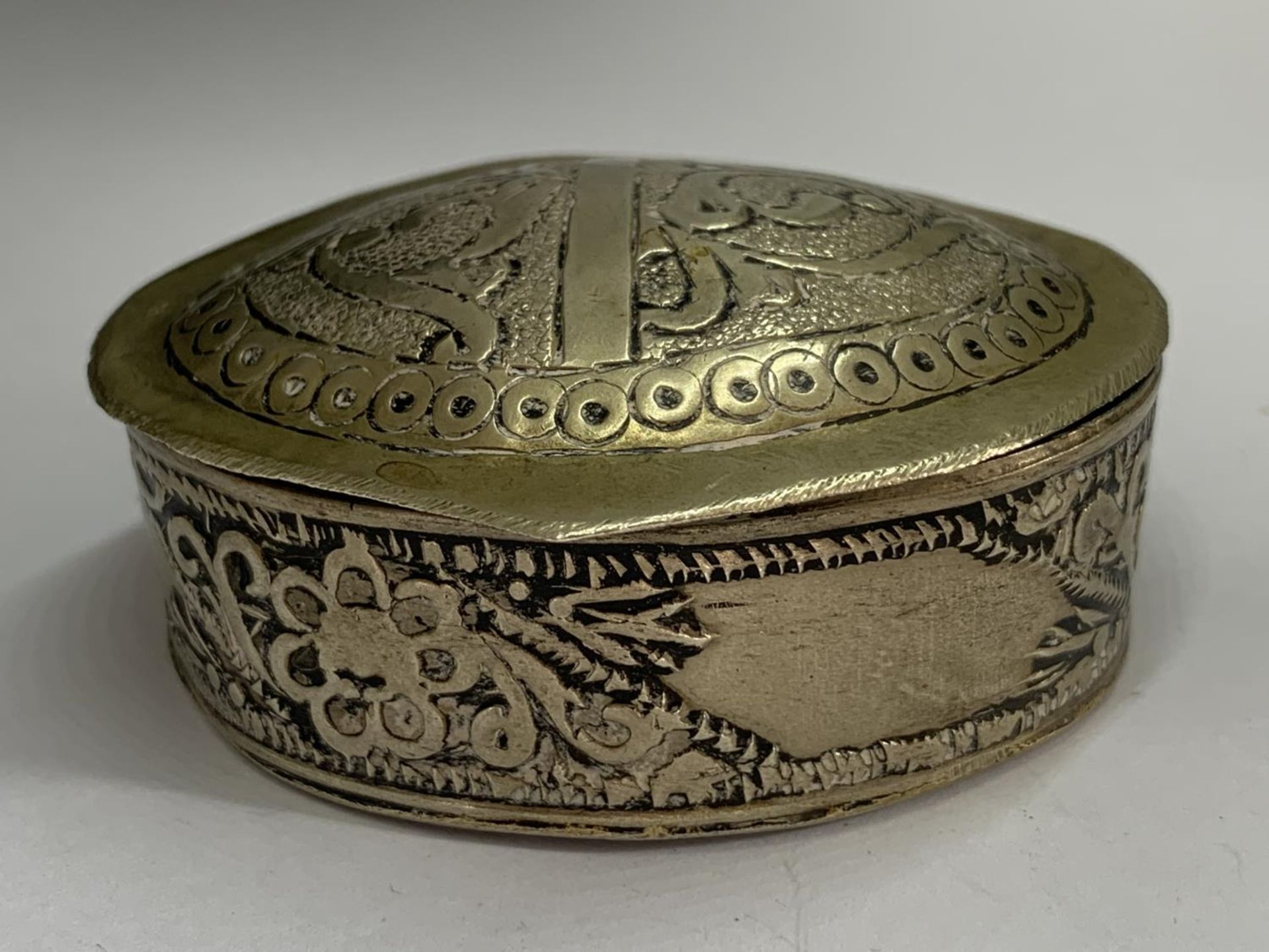 A WHITE METAL SNUFF BOX - Image 3 of 3