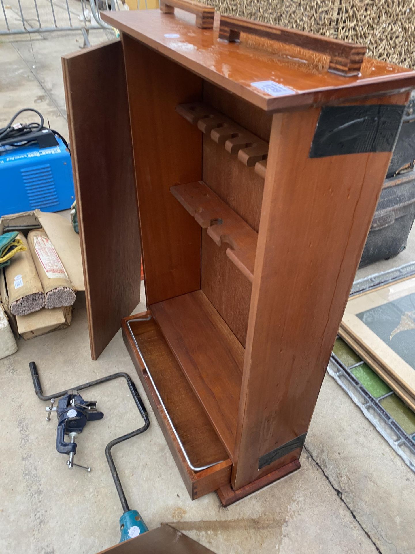 A WOODEN WALL TOOL CABINET, A VICE AND A DRILL - Image 4 of 4