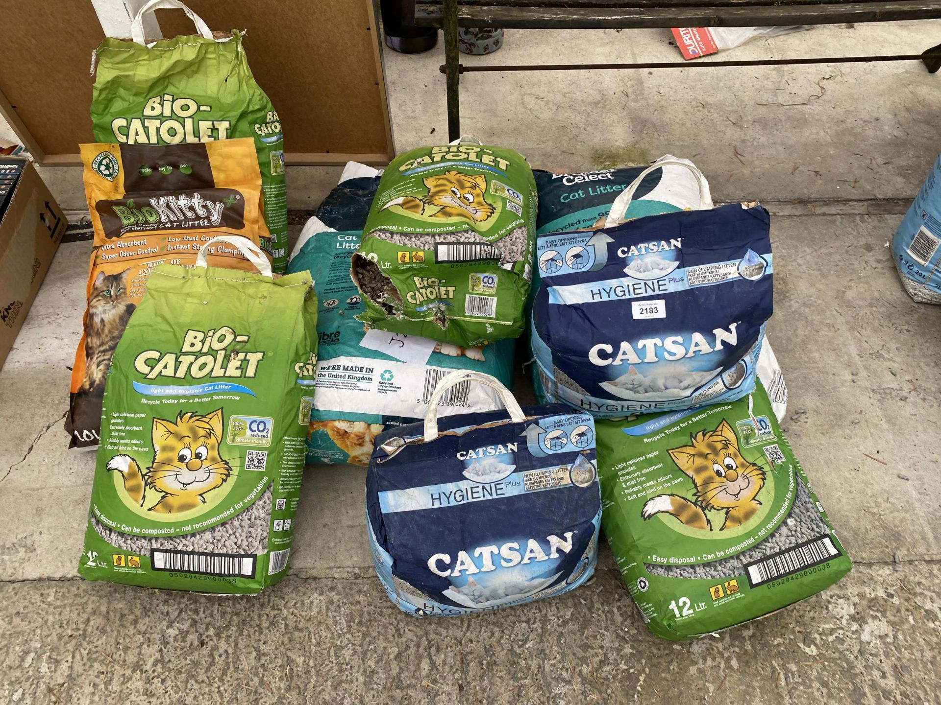 A LARGE QUANTITY OF CAT LITTER