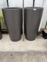 A PAIR OF MODERN LECHUZA FIBRE GLASS INDOOR/OUTDOOR PLANTERS COMPLETE WITH INSERTS (H:75CM)