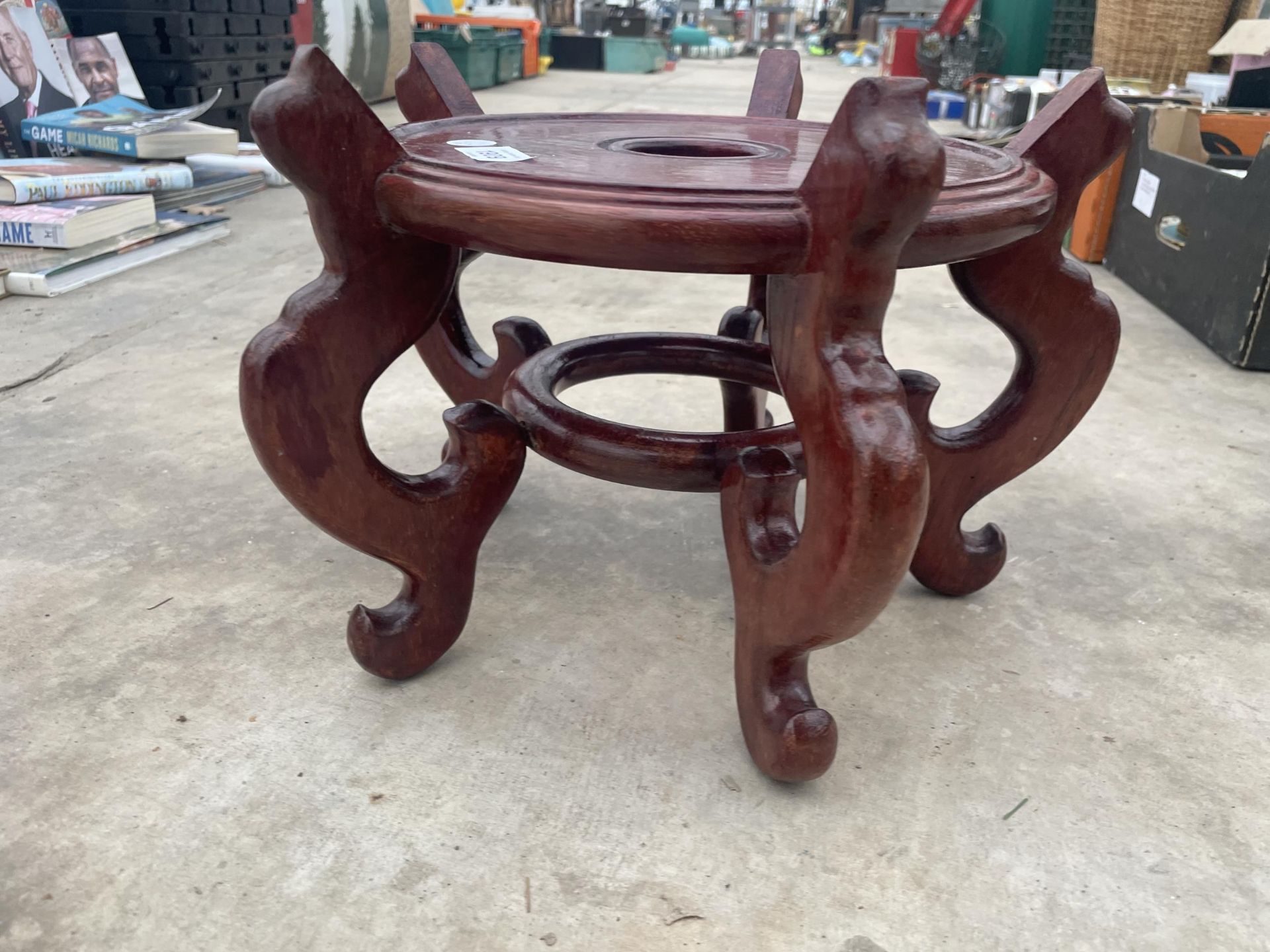 AN ORIENTAL HARDWOOD JARDINAIRE STAND - Bild 2 aus 2