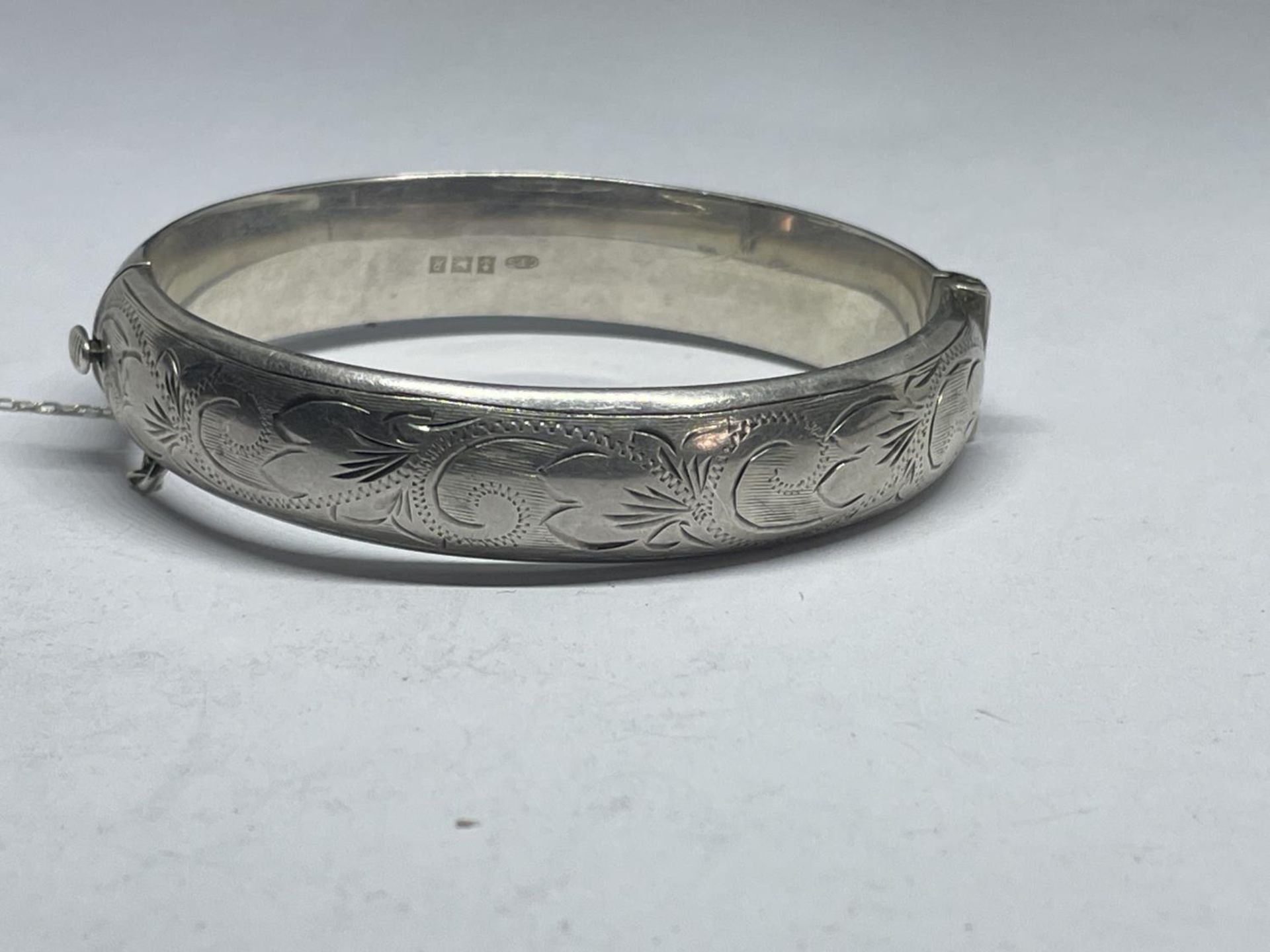 A HALLMARKED BIRMINGHAM SILVER BANGLE WEIGHT 21.3 GRAMS - Image 2 of 4