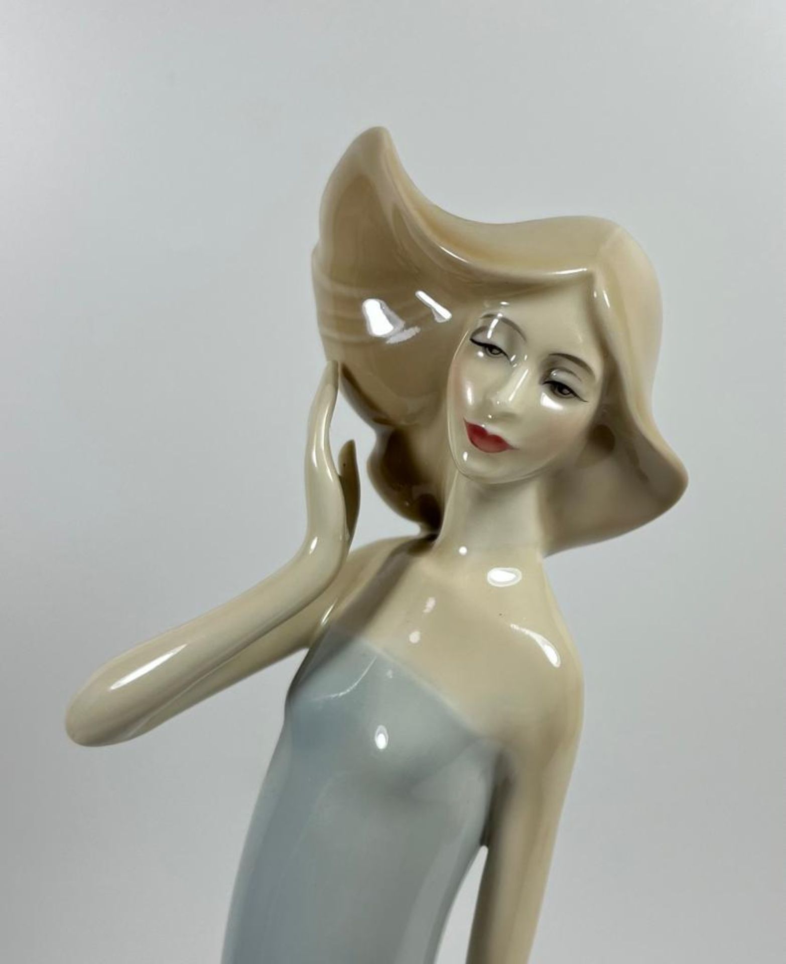 A ROYAL DOULTON REFLECTIONS 'WINDSWEPT' LADY FIGURE, HEIGHT 31CM - Image 2 of 3