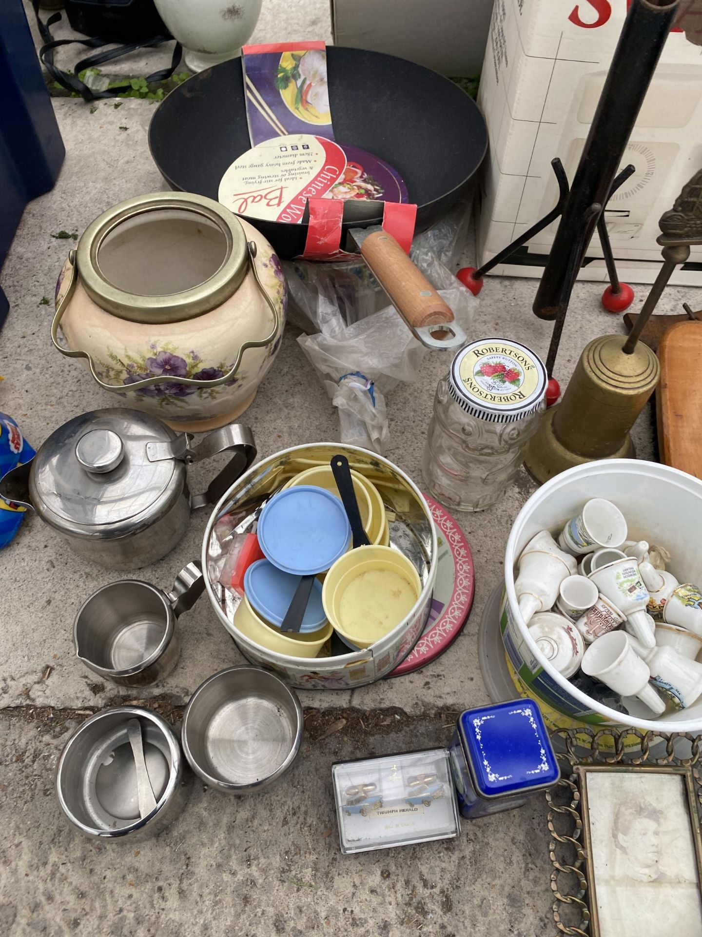 AN ASSORTMENT OF ITEMS TO INCLUDE A TEASMADE, A DRESSING TABLE SET AND A WOK ETC - Image 3 of 4