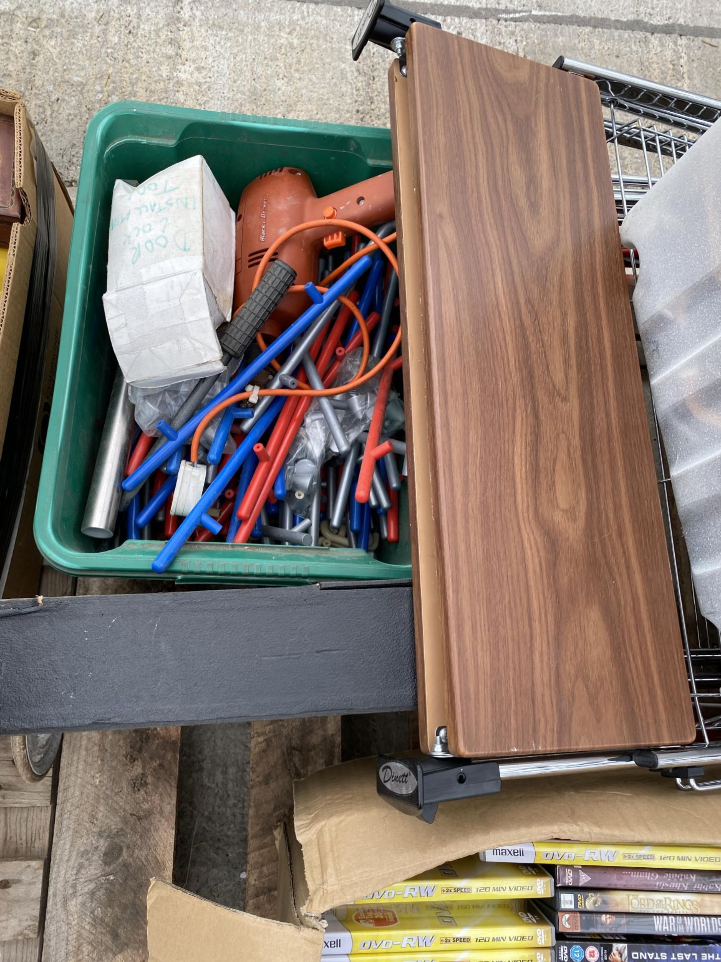 AN ASSORTMENT OF HOUSEHOLD CLEARANCE ITEMS TO INCLUDE DVDS AND A MICROSCOPE ETC - Bild 3 aus 6