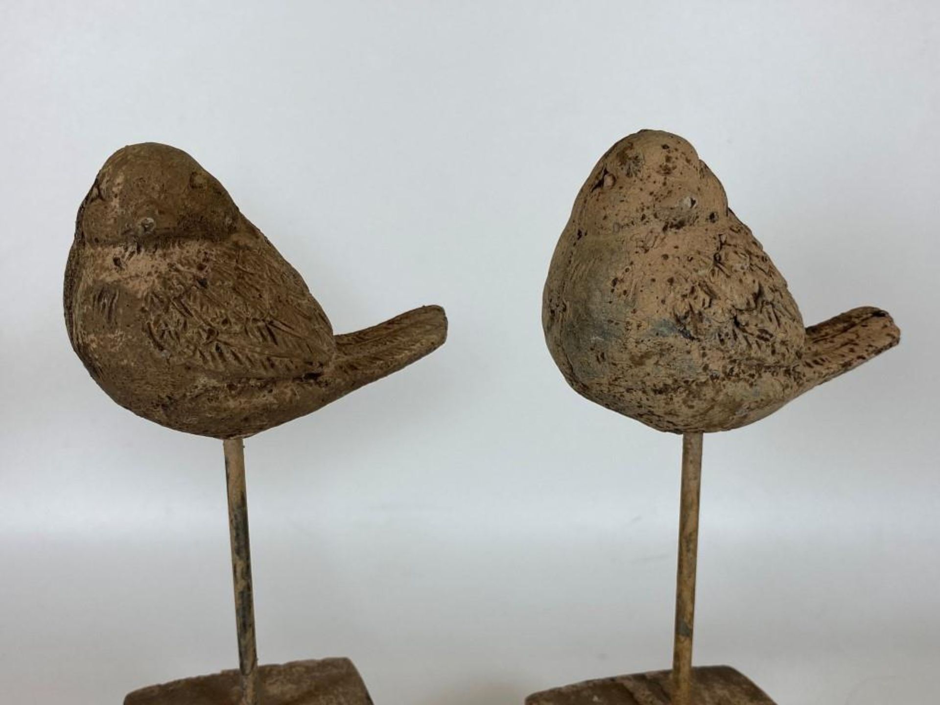 A PAIR OF DECORATIVE STONE BIRDS ON PLINTH BASES, HEIGHT 24 CM - Image 2 of 5