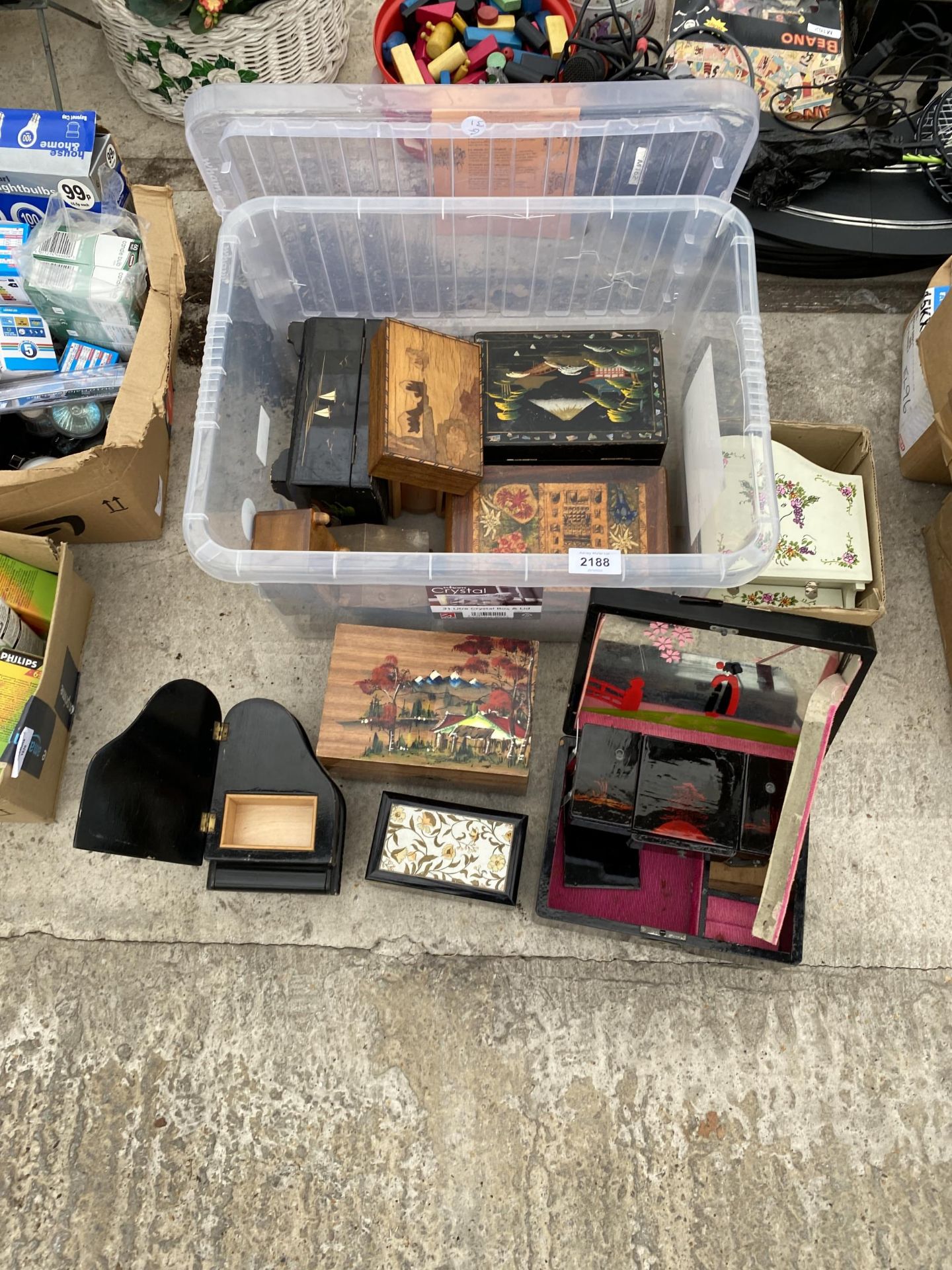 AN ASSORTMENT OF DECORATIVE WOODEN JEWELLERY AND MUSIC BOXES