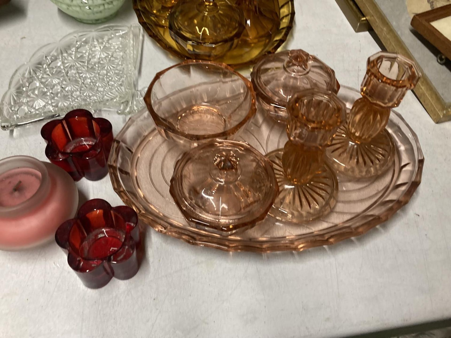 A QUANTITY OF GLASSWARE TO INCLUDE AN AMBER COLOURED DRESSING TABLE SET, VASE, HANKERCHIEF VASE, - Image 3 of 5