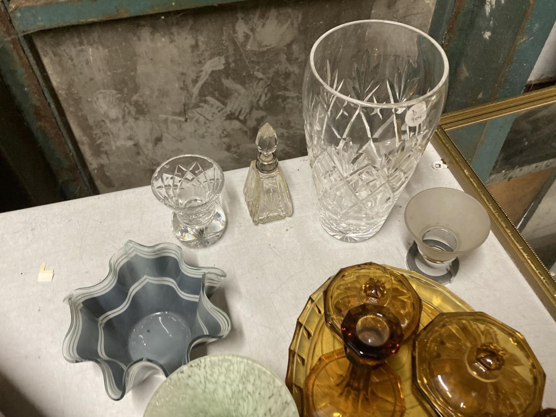 A QUANTITY OF GLASSWARE TO INCLUDE AN AMBER COLOURED DRESSING TABLE SET, VASE, HANKERCHIEF VASE, - Image 5 of 5
